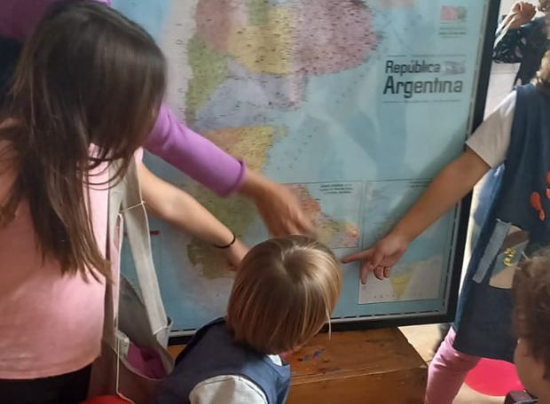 Actividad en clase Nivel Inicial Niños observando un mapa en clase.