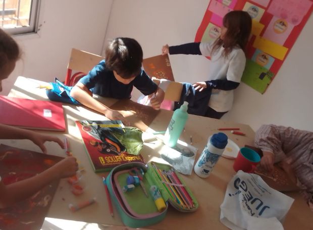 Actividad en clase Nivel Primario Niños realizando una actividad artística en clase