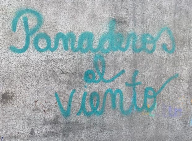 Panaderos al viento Pintura en la pared con el logo del jardín/colegio